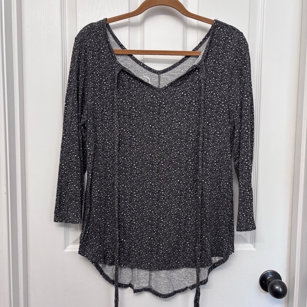 Gray Speckled V-Neck Top | Maurices 24/7 Size L